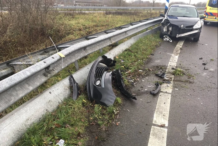 Automobilist gewond na botsing tegen vangrail