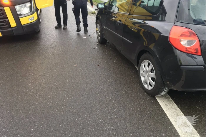 Automobilist gewond na botsing tegen vangrail