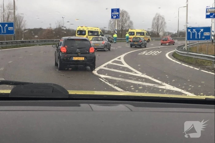 Automobilist gewond na botsing tegen vangrail
