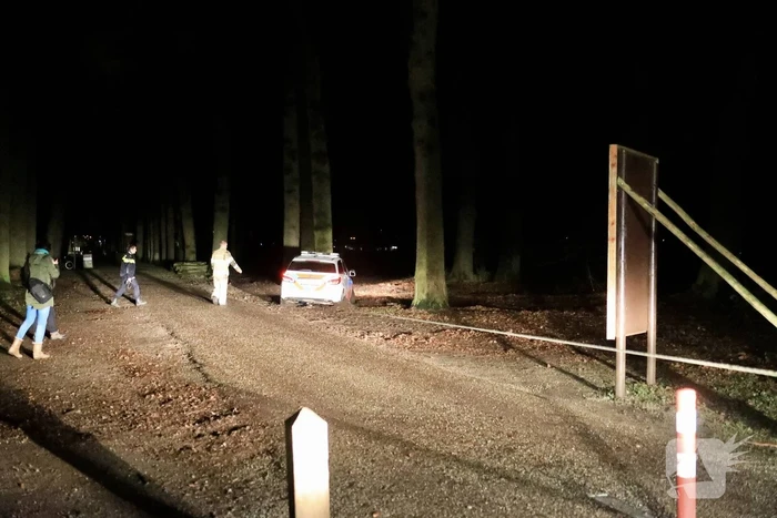 Politieauto rijdt zichzelf vast in bosgebied