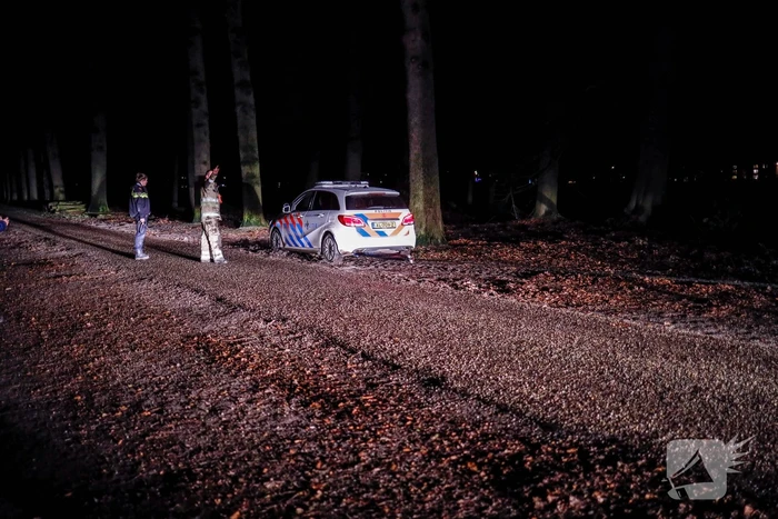 Politieauto rijdt zichzelf vast in bosgebied