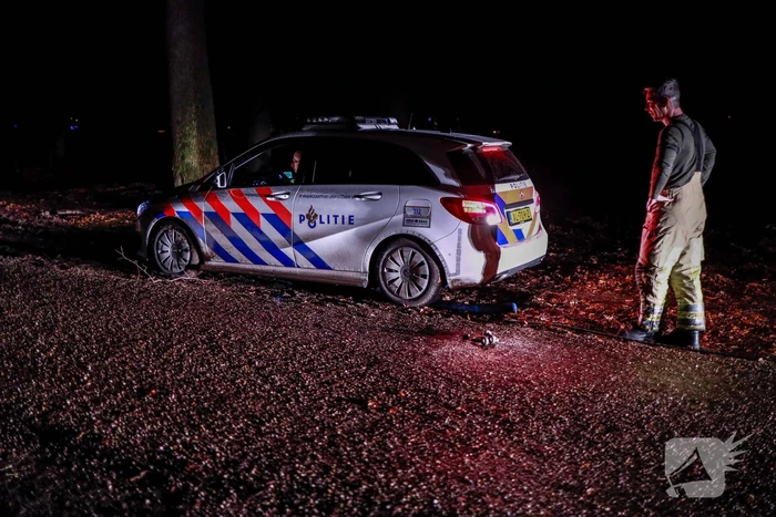 Politieauto rijdt zichzelf vast in bosgebied