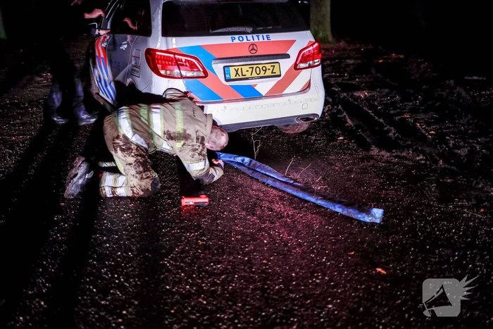 Politieauto rijdt zichzelf vast in bosgebied