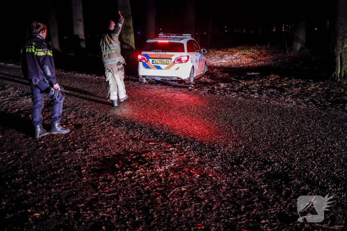 Politieauto rijdt zichzelf vast in bosgebied