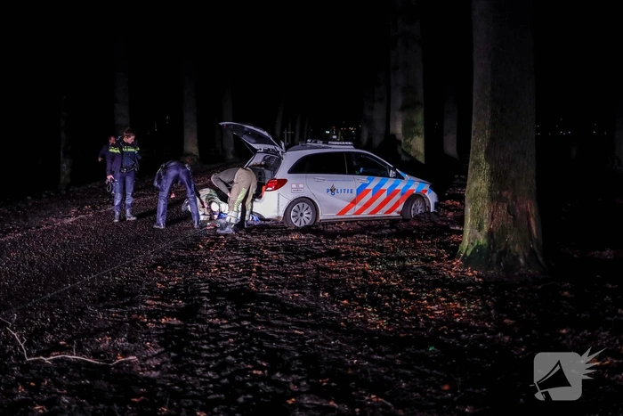 Politieauto rijdt zichzelf vast in bosgebied