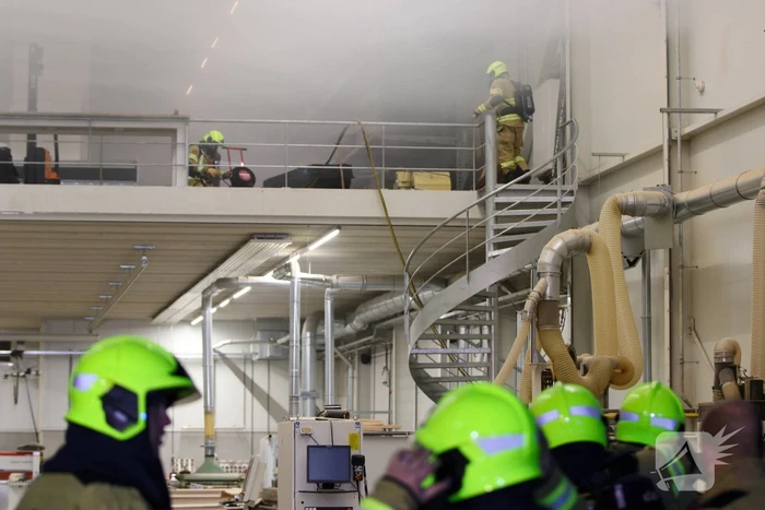 Brandweer heeft brand in houtzagerij snel onder controle