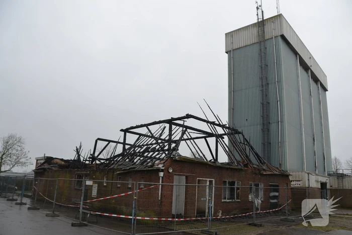Leegstaande woonboerderij naast melkfabriek totaal verwoest