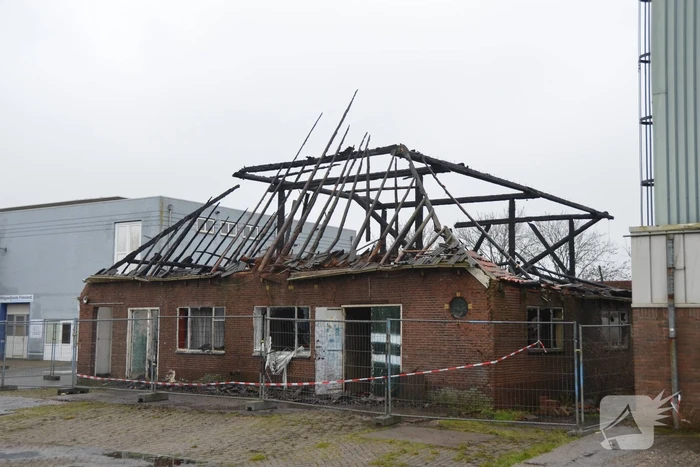 Leegstaande woonboerderij naast melkfabriek totaal verwoest
