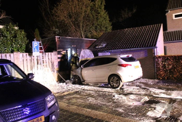 Autobrand slaat over na schuur