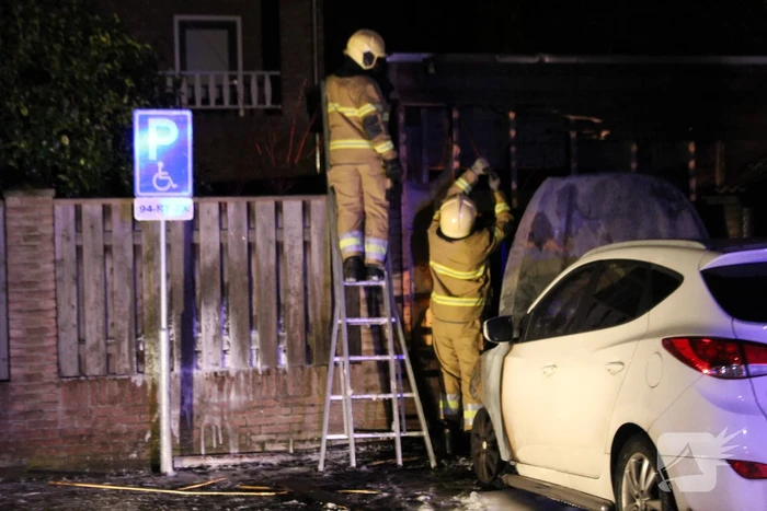 Autobrand slaat over na schuur
