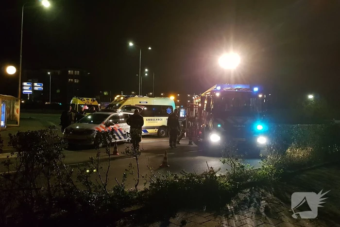 Auto op zijn kant na botsing met lantaarnpaal