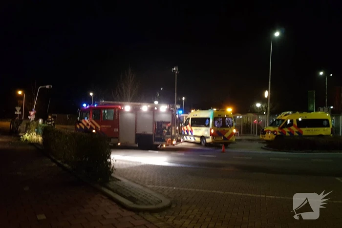 Auto op zijn kant na botsing met lantaarnpaal