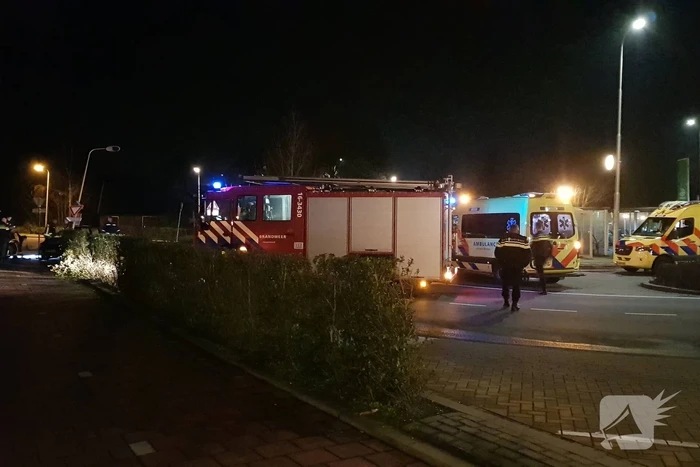 Auto op zijn kant na botsing met lantaarnpaal