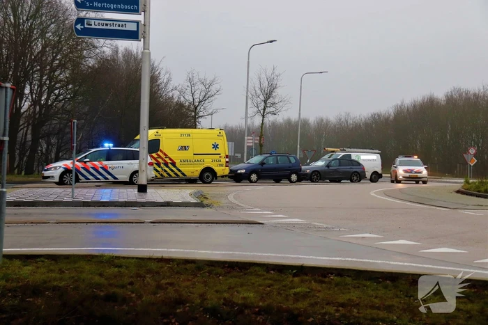 Gewonde na botsing op rotonde