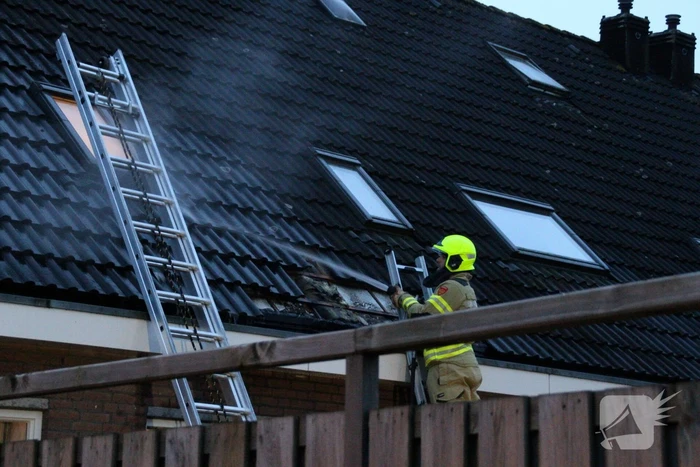 Brand in dak van woning snel geblust