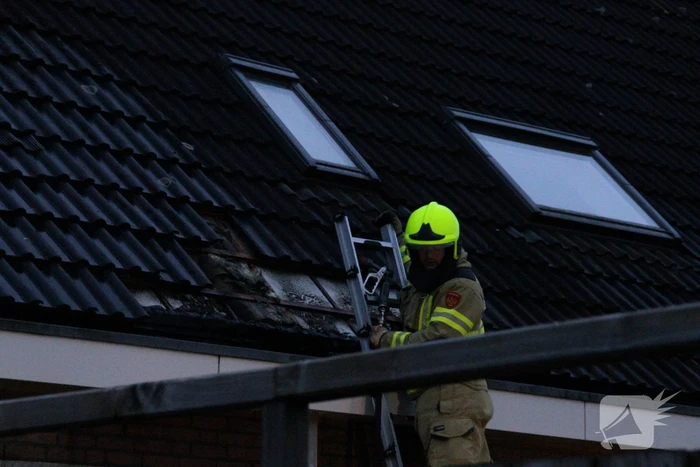 Brand in dak van woning snel geblust