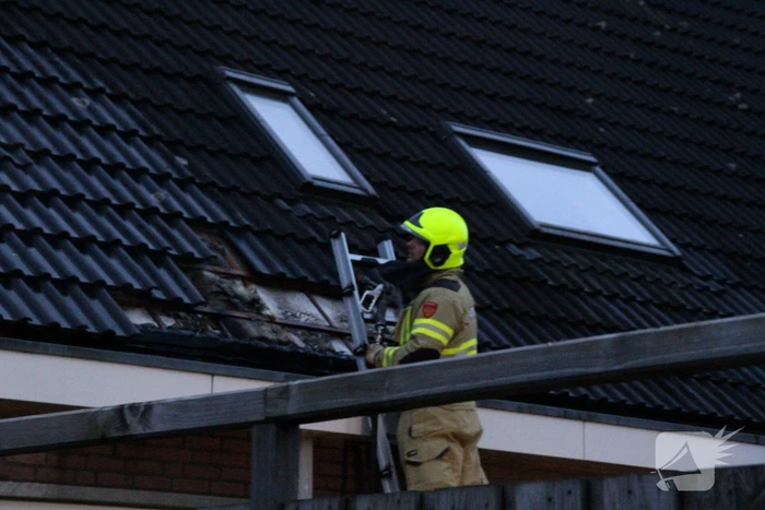 Brand in dak van woning snel geblust