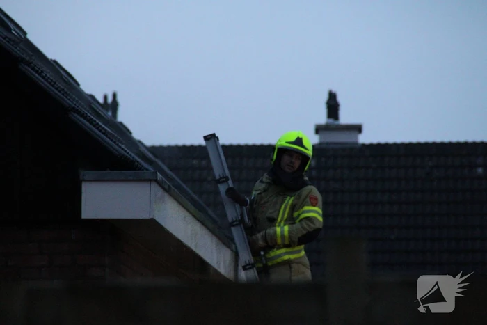 Brand in dak van woning snel geblust