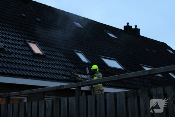 Brand in dak van woning snel geblust