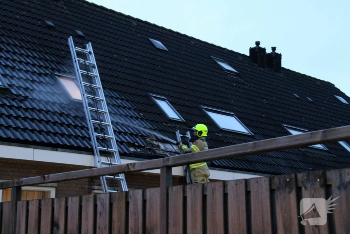 Brand in dak van woning snel geblust
