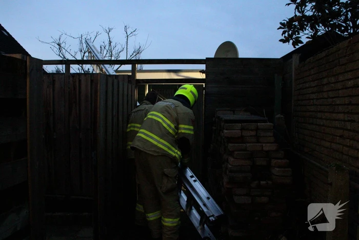 Brand in dak van woning snel geblust