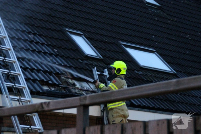 Brand in dak van woning snel geblust