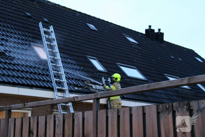 Brand in dak van woning snel geblust