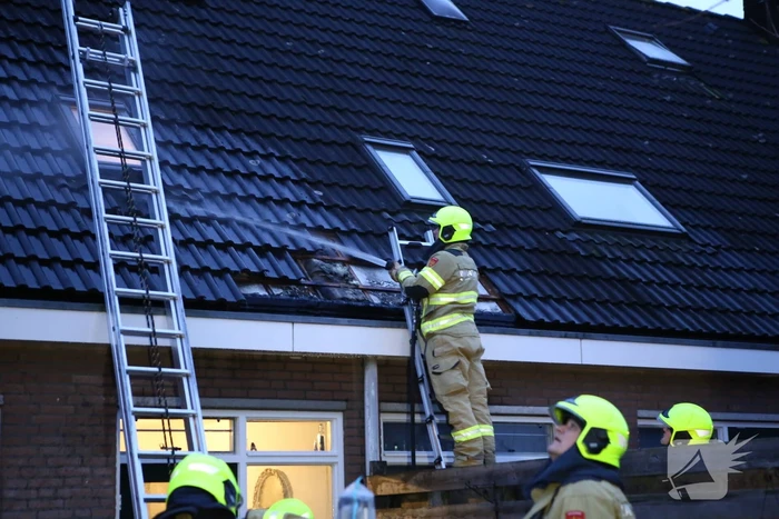 Brand in dak van woning snel geblust