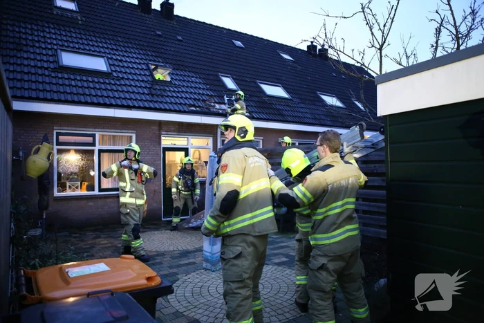 Brand in dak van woning snel geblust