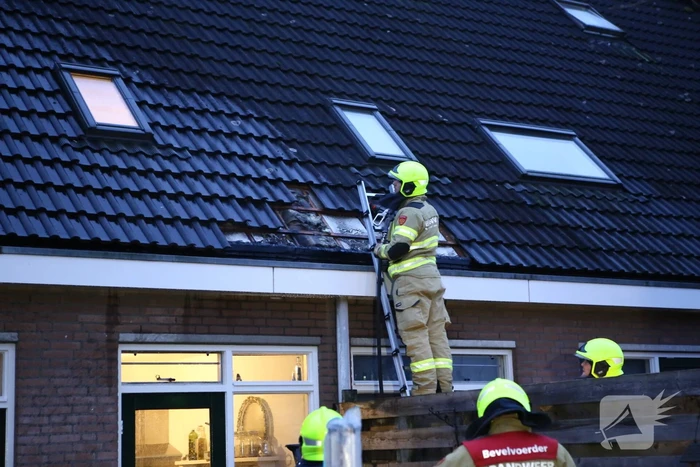 Brand in dak van woning snel geblust