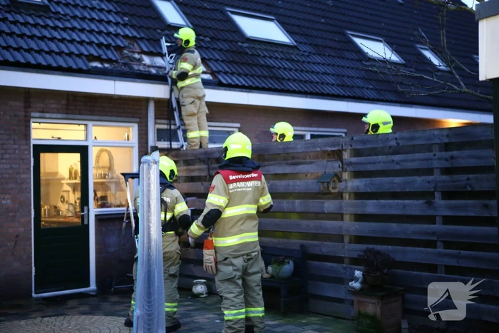 Brand in dak van woning snel geblust
