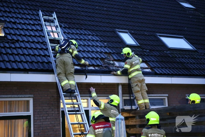 Brand in dak van woning snel geblust
