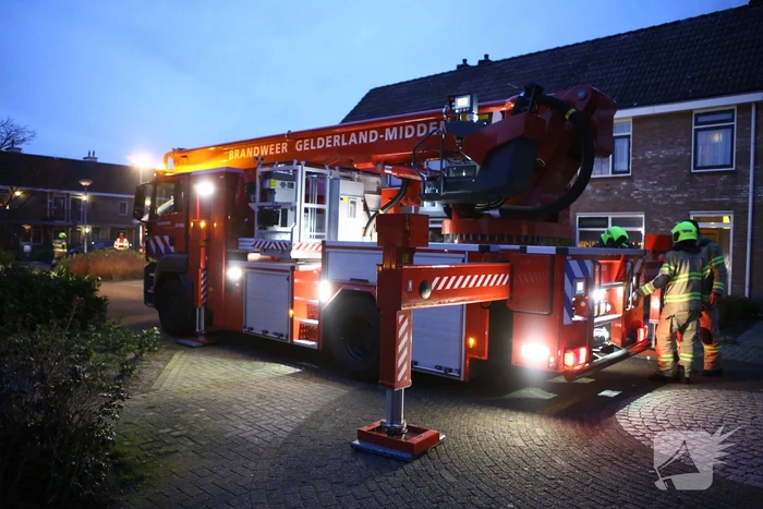 Brand in dak van woning snel geblust
