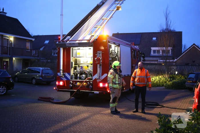 Brand in dak van woning snel geblust