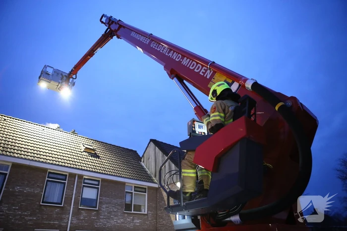 Brand in dak van woning snel geblust