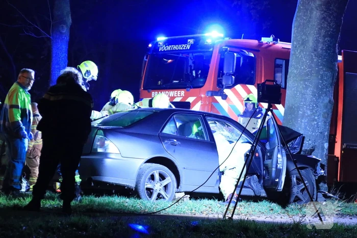 Auto knalt op boom