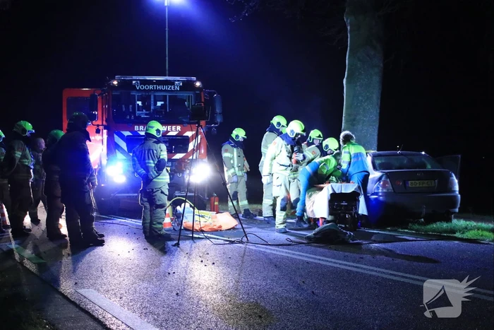 Auto knalt op boom