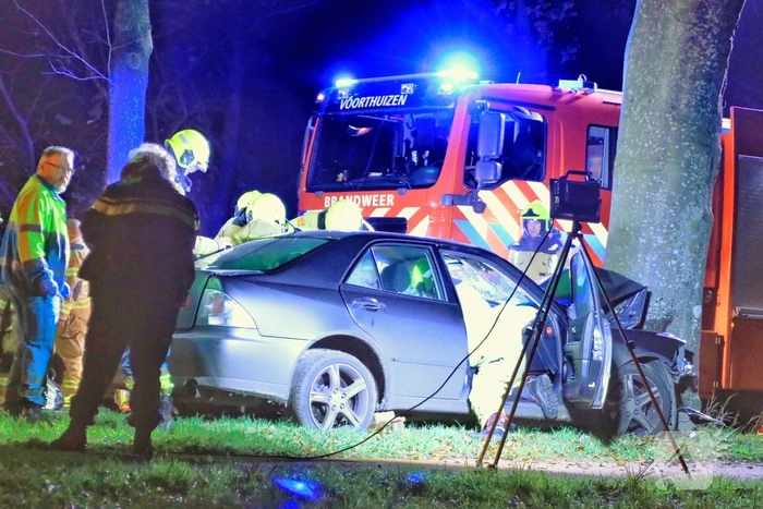 Auto knalt op boom
