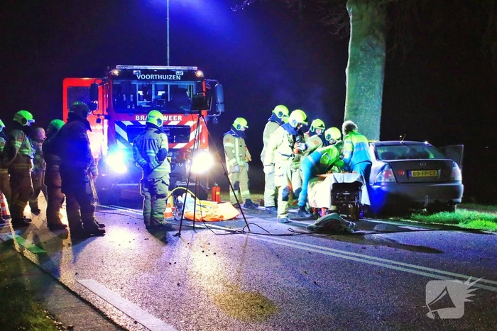 Auto knalt op boom