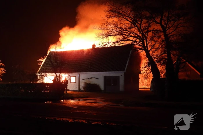 Boerderij verwoest door uitslaande brand