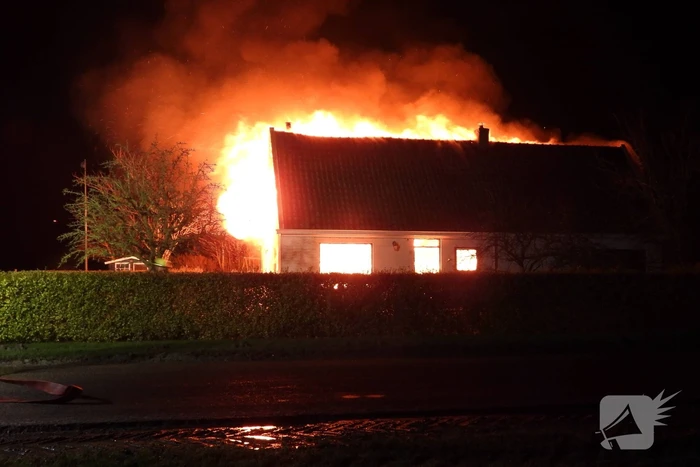 Boerderij verwoest door uitslaande brand
