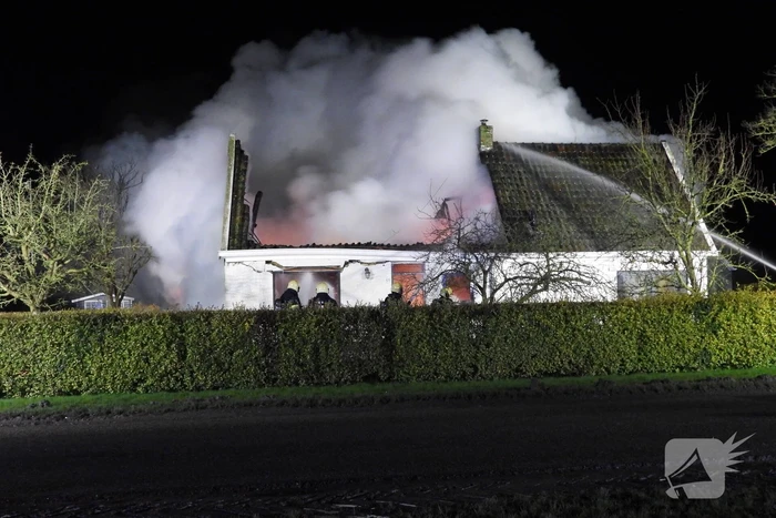 Boerderij verwoest door uitslaande brand