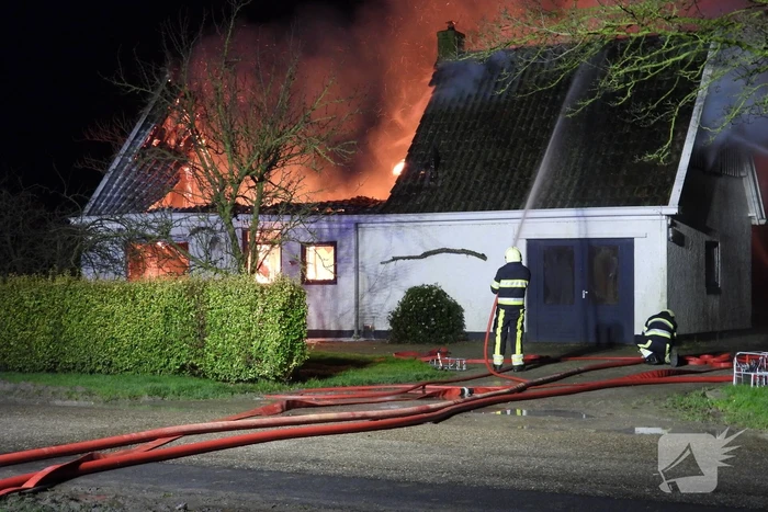 Boerderij verwoest door uitslaande brand