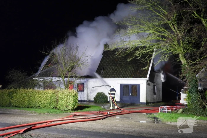 Boerderij verwoest door uitslaande brand