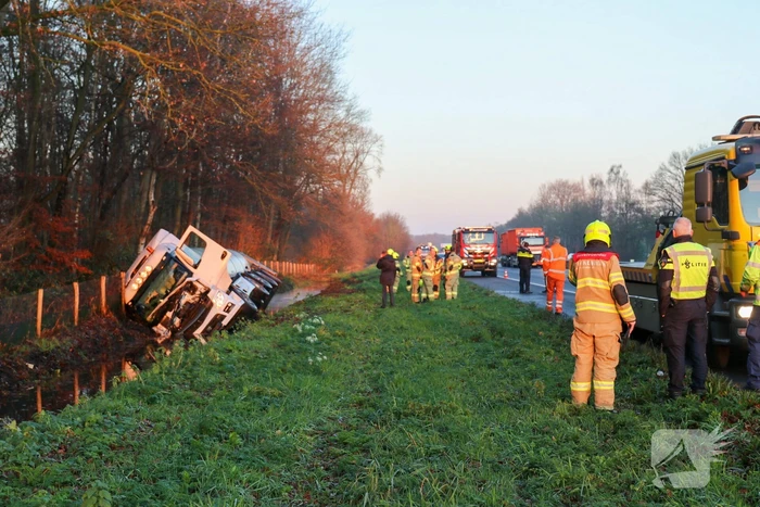 Vrachtwagen raakt van de weg en belandt in sloot