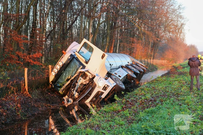 Vrachtwagen raakt van de weg en belandt in sloot