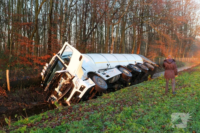 Vrachtwagen raakt van de weg en belandt in sloot