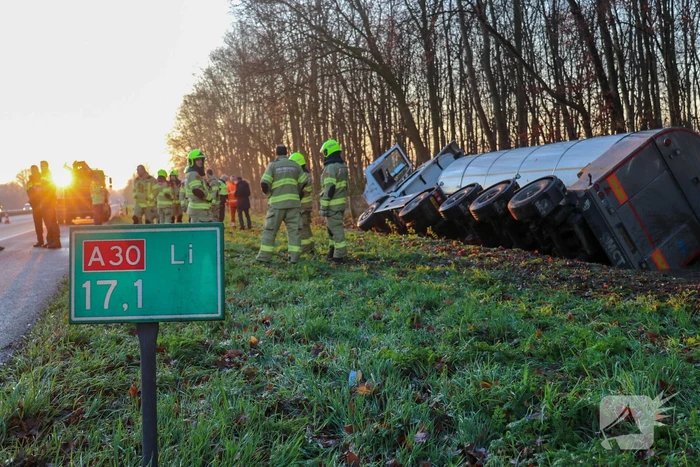 Vrachtwagen raakt van de weg en belandt in sloot