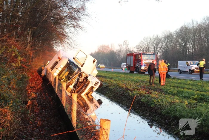 Vrachtwagen raakt van de weg en belandt in sloot