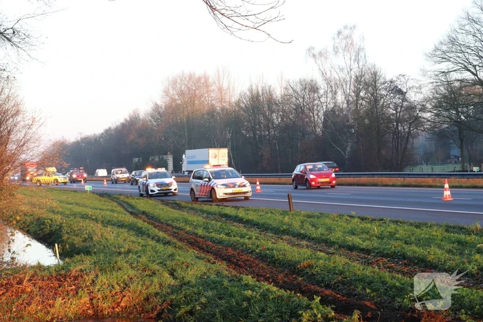 Vrachtwagen raakt van de weg en belandt in sloot